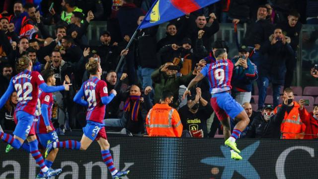 开云官网-哈维首秀险胜，争议点球和门柱拯救巴萨