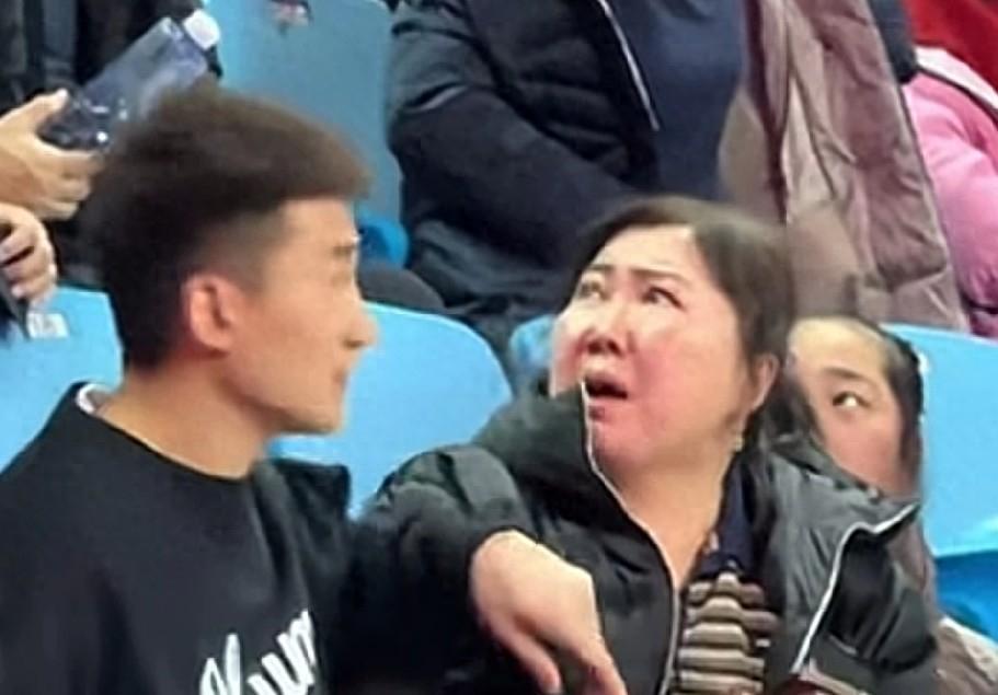 开云移动端-郁闷！孙铭徽家人与安保冲突！布朗疯狂出手26次，决战三分打铁！